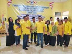 Balon Ketua DPD II Partai Golkar Tulangbawang Kembalikan Formulir Pendaftaran Kepada Panitia Seleksi Pemberkasan.